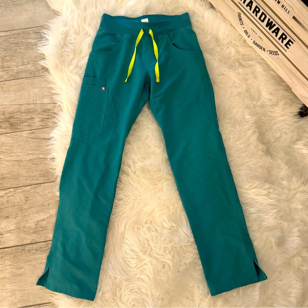 Worn twice figs scrub pants . XXS. Great condition. No stains . Smoke free home